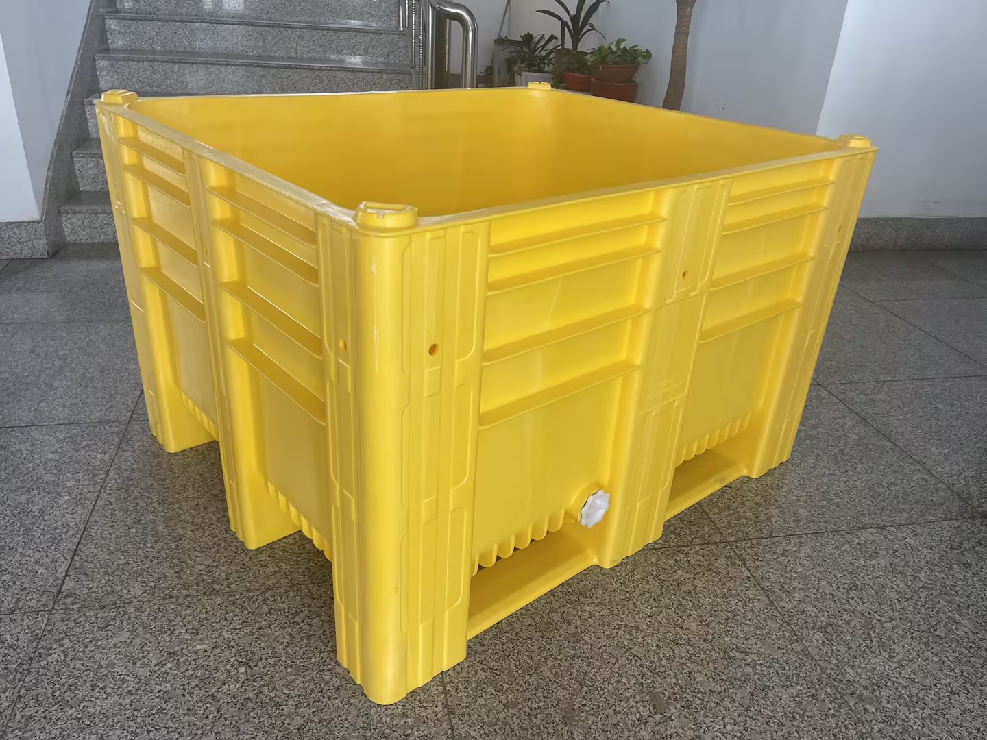 Heavy-Duty HDPE Stackable Plastic Pallet Box with Runners