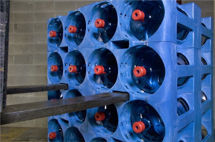 Durable HDPE Stackable Water Bottle Rack for Logistics